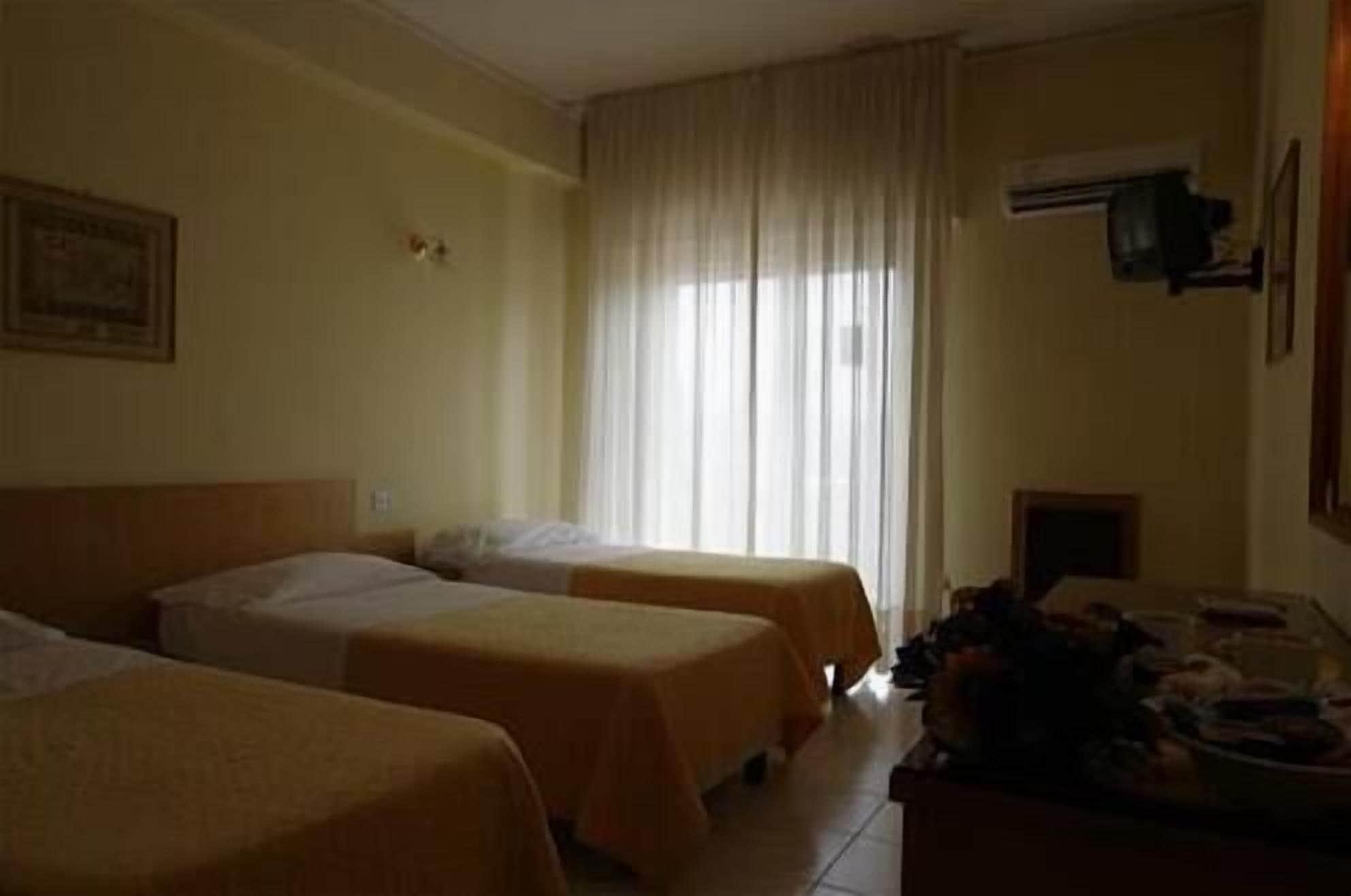 Tennis Hotel Pouzzoles Extérieur photo