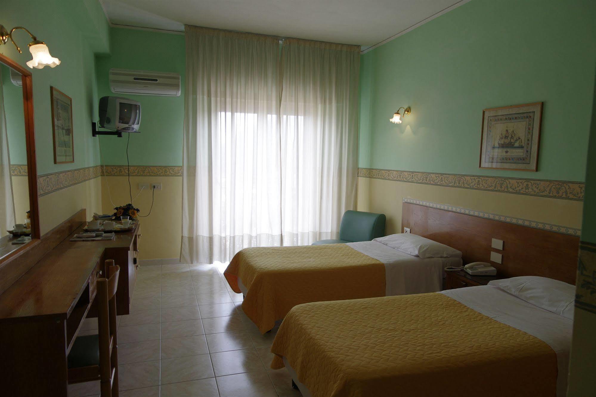 Tennis Hotel Pouzzoles Extérieur photo