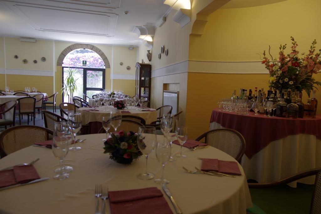 Tennis Hotel Pouzzoles Extérieur photo